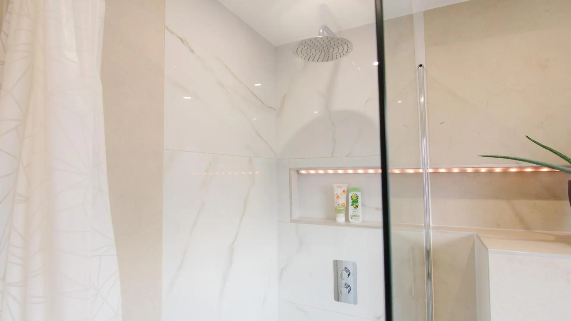 Comfort Hub - Homestay - 3 Gaestezimmer Im Eigentumshaus Cologne Germany
