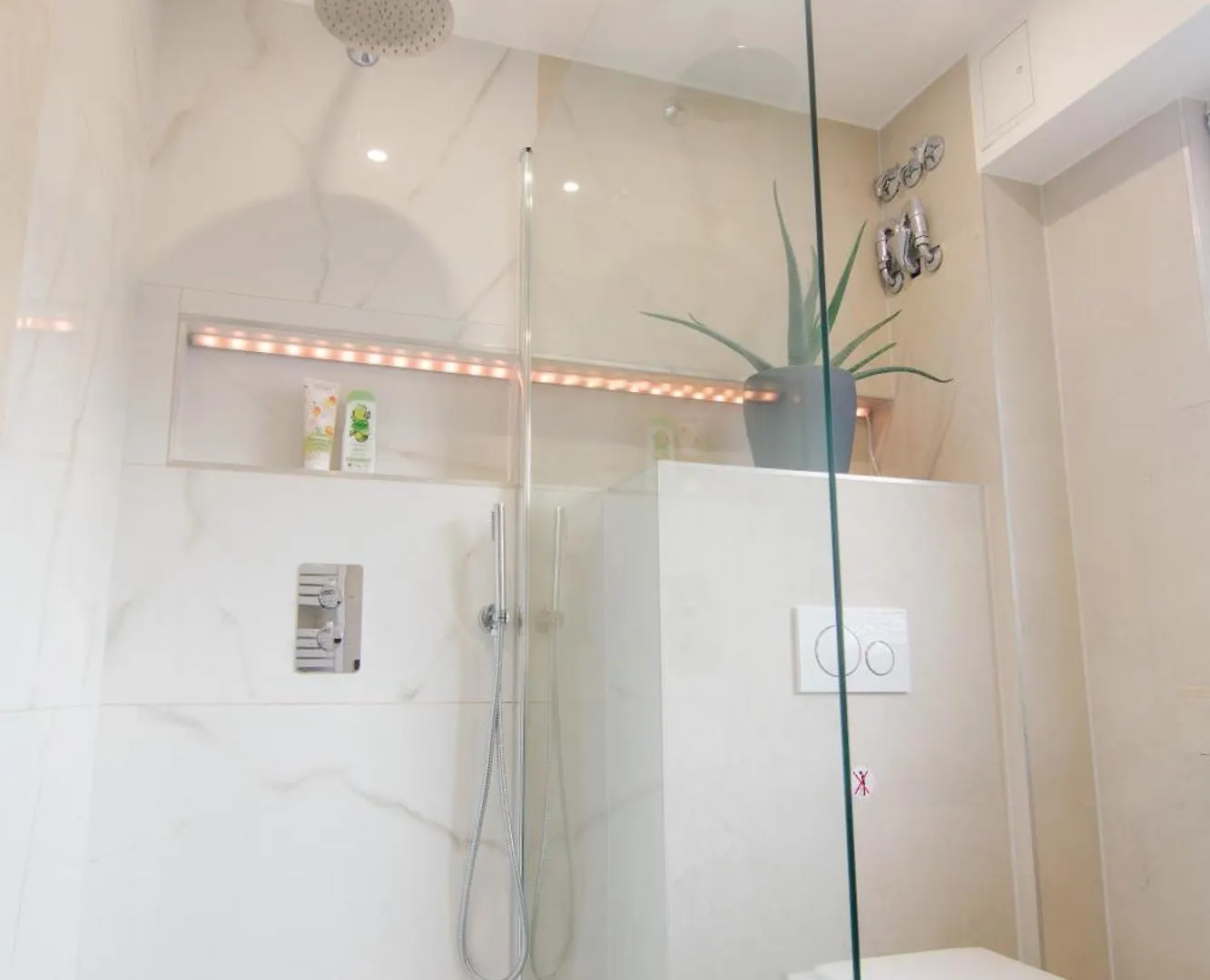 Comfort Hub - Homestay - 3 Gaestezimmer Im Eigentumshaus Cologne 0*,  Germany