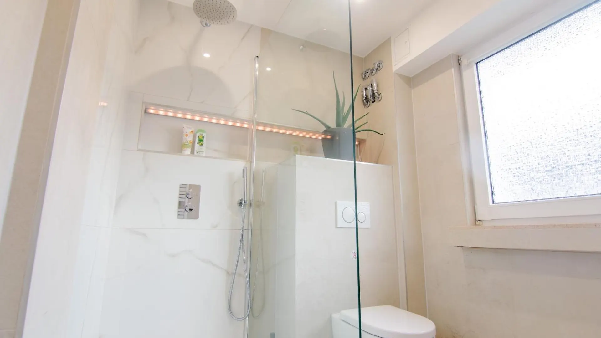Comfort Hub - Homestay - 3 Gaestezimmer Im Eigentumshaus Cologne Guest house